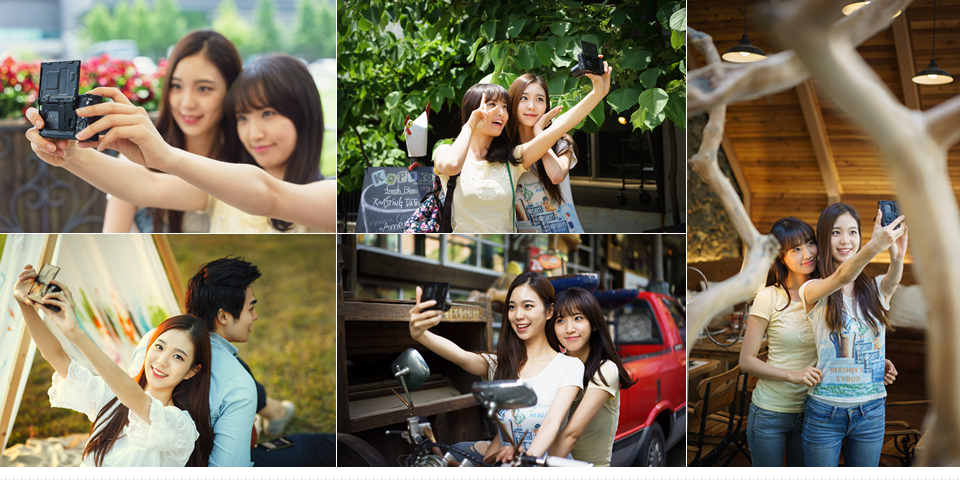 틸트 LCD를 이용해 셀카 촬영을 즐기는 모델 사진