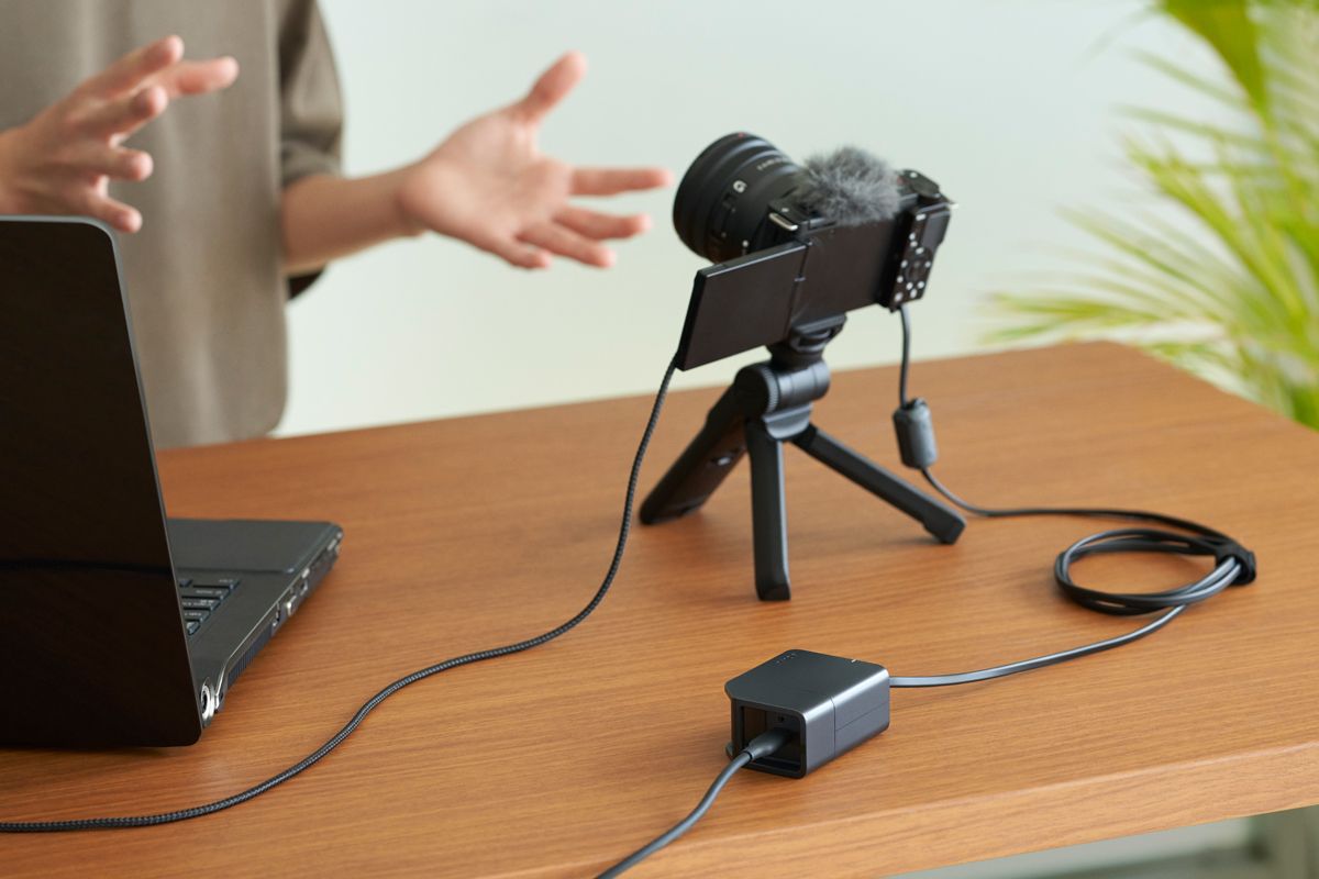 DC-C1을 통해 전원 공급 중인 ZV-E10 II 카메라로 스트리밍을 하는 사용자를 보여주는 사용 이미지