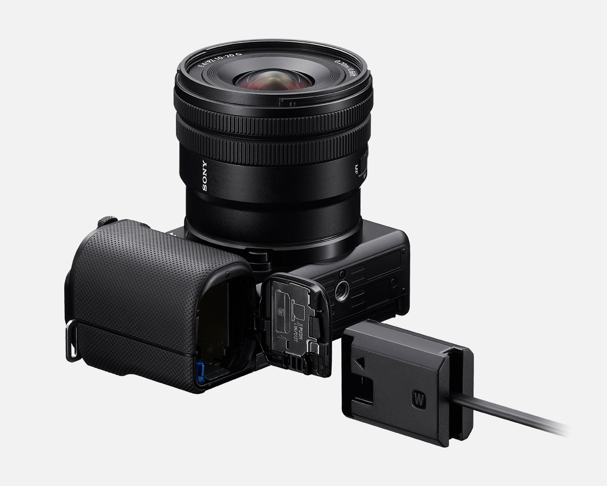 ZV-E10 카메라의 배터리 슬롯에 삽입된 NP-FW50의 플러그인 플레이트를 보여주는 제품 이미지