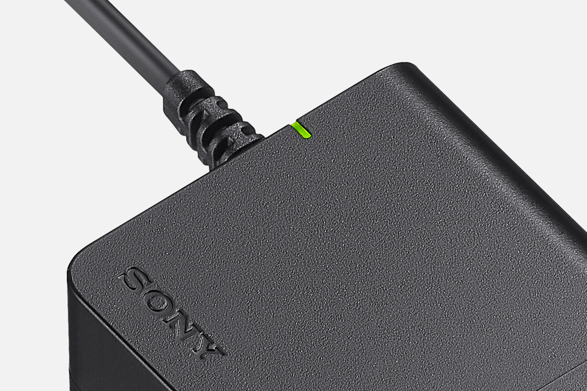 DC-C1 본체 후면의 전원 표시등 램프를 보여주는 제품 이미지.