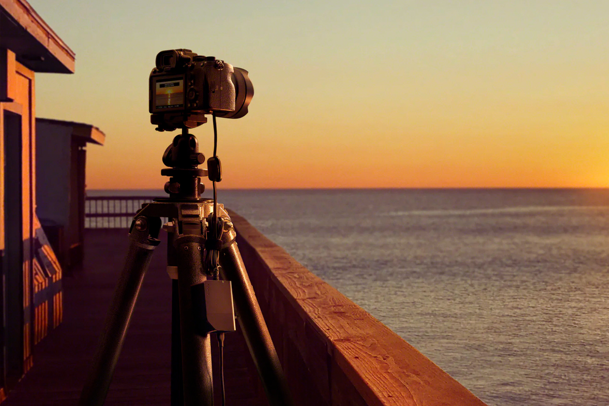 DC-C1로 전원이 공급되는 카메라로 야외 촬영을 하는 사용 이미지